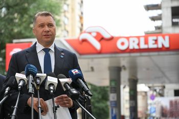 Ceny na stacjach w górę. Czarnek mówi o "łupieniu Polaków"