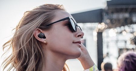 Pilot: elektroniczny tłumacz ukryty w zestawie słuchawkowym