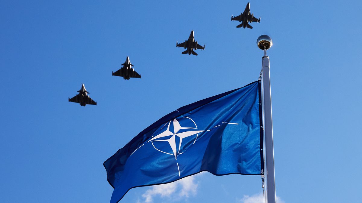 Lot francuskich i polskich myśliwców Rafale i F-16 