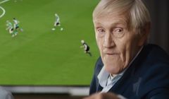 Jacek Gmoch pomaga kibicom i rysuje taktykę w reklamach telewizora LG OLED ThinQ AI (wideo)