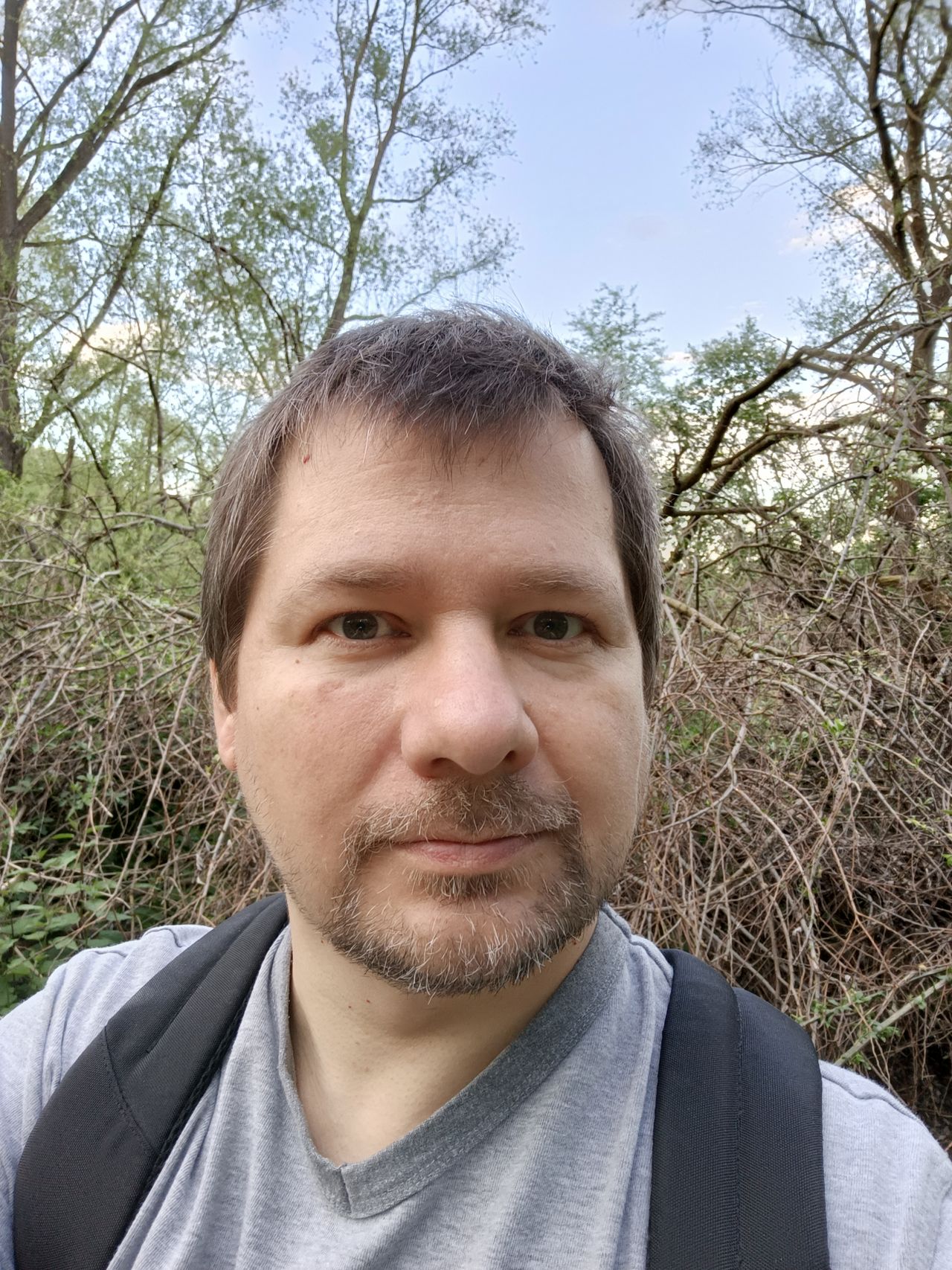 Portrety możemy wykonywać z funkcją HDR (pierwsze zdjęcie) i często jest to dobry wybór