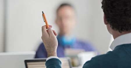 "Sprzedaj mi ten długopis". Jak się zachować, gdy na rozmowie o pracę dostaniesz takie zadanie