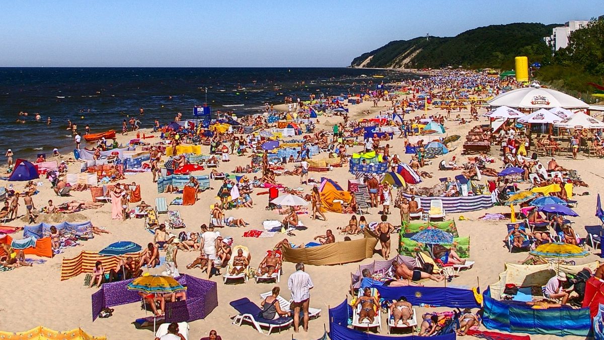Tłumy na plaży w Międzyzdrojach