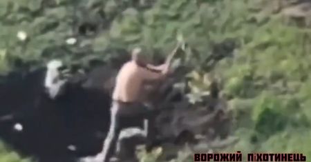 Rosjanin schował się za łopatą, ale nie pomogło. Dron trafił w cel bez trudu