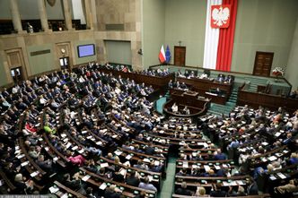 Podwyżki dla polityków. Sejm przyjął dwie poprawki do ustawy