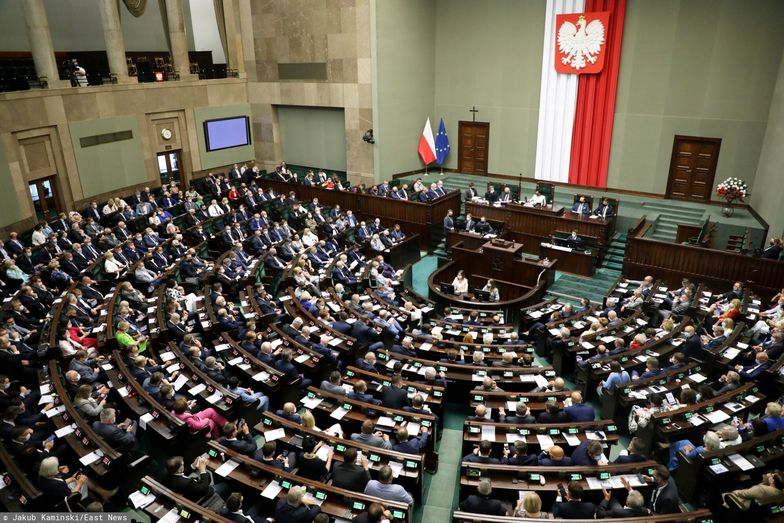 Podwyżki dla polityków. Sejm przyjął dwie poprawki do ustawy