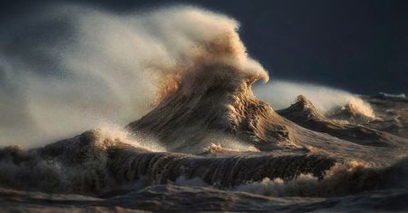 Dave Sandford tworzy górskie krajobrazy z fal w projekcie „Liquid Mountains"