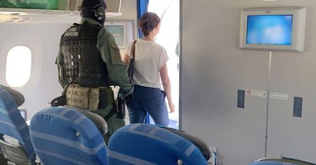 Musieli ją wyprowadzić z samolotu. Incydent na lotnisku w Warszawie