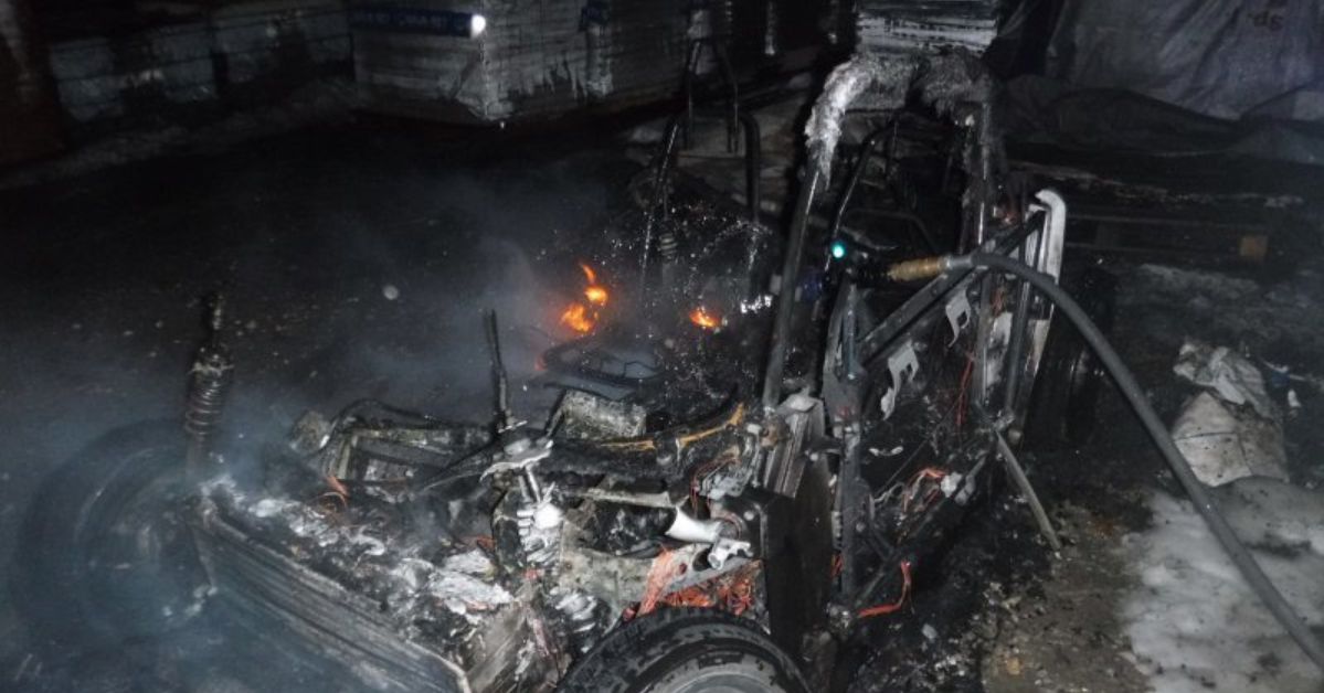 Pożar samochodu o napędzie elektrycznym. Pojazd doszczętnie spłonął