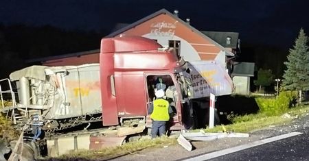 Dwie ciężarówki rozbite. Tragedia pod Radomiem