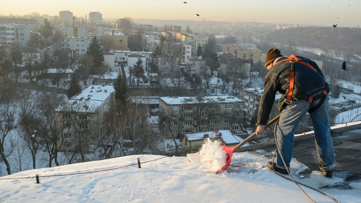 Wojciech Pacewicz
dach, dachu, firma, miasto, niebezpieczna praca, niebezpieczne warunki, odsnie�anie, odwil�, praca, s�o�ce, sopel, sople, zach�d s�o�ca, alpinizm przemys�owy, �opata, szufla