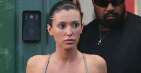 Poruszenie w Tokio: Bianca Censori przyszła do restauracji ubrana od stóp do głów. Siedziała przy stoliku w wielkim futrze