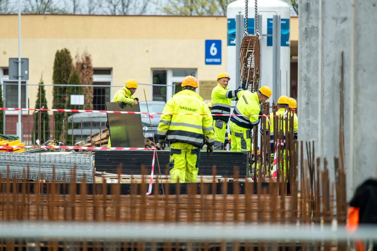 Zatory płatnicze i brak materiałów budowlanych paraliżują działalność firm budowlanych 