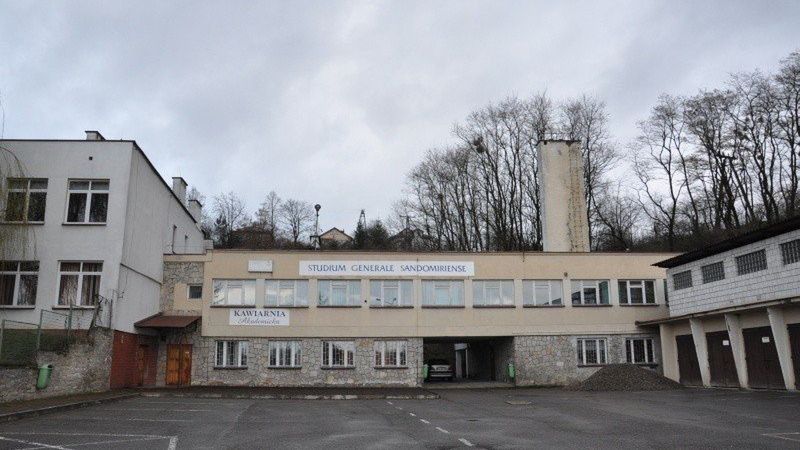 Jak się nieoficjalnie dowiedzieliśmy hotel ma powstać na bazie dawnego Domu Turysty, w którym mieściła się także siedziba Wyższej Szkoły Humanistyczno - Przyrodnicz