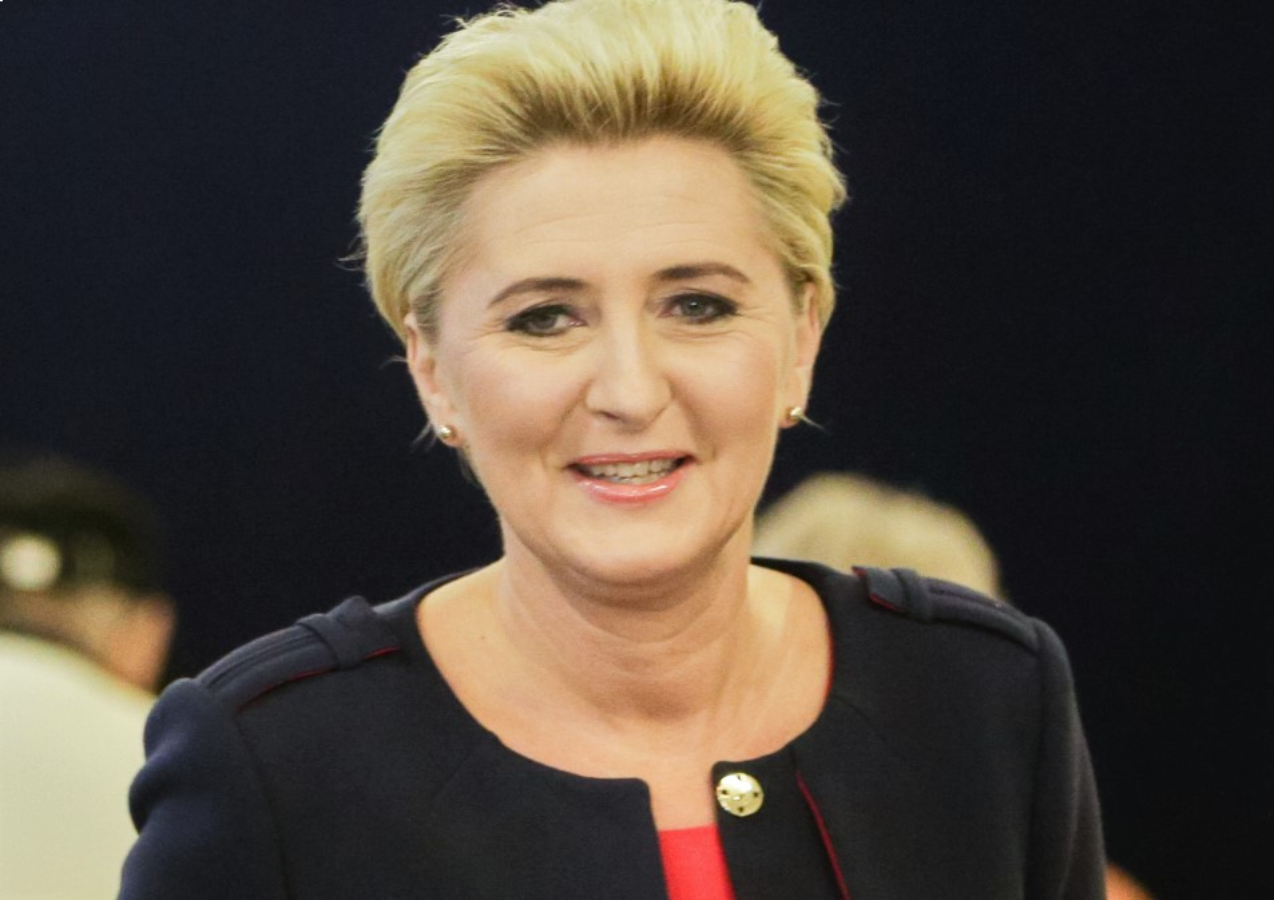 Agata Duda w płaszczu, który nigdy nie wyjdzie z mody. Ten fason jest hitem dla dojrzałych kobiet