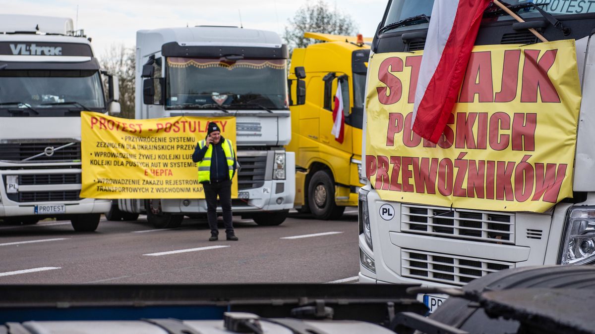 Dorohusk, 08.11.2023. Protest przewoźników na drodze dojazdowej do przejścia granicznego z Ukrainą w Dorohusku, 8 bm. Na wyjazd z Polski na Ukrainę przez przejście graniczne w Dorohusku na odprawę w 30-godzinnej kolejce oczekuje ok. 650 pojazdów ciężarowych. Protestujący postulują m.in. wprowadzenie zezwoleń komercyjnych dla firm ukraińskich na przewóz rzeczy, z wyłączeniem pomocy humanitarnej i zaopatrzenia dla wojska ukraińskiego, zawieszenie licencji dla firm, które powstały po wybuchu wojny na Ukrainie i przeprowadzenie ich kontroli. (mr) PAP/Wojtek Jargiło