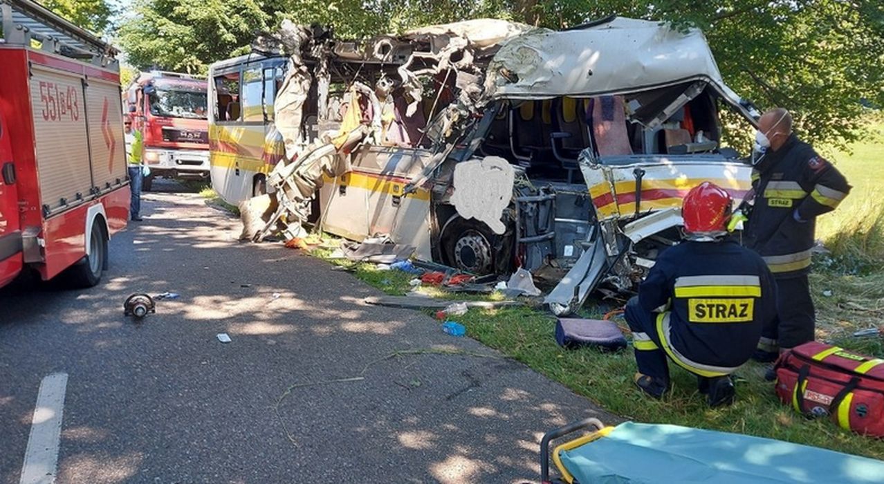 Tragiczny wypadek autobusu na Pomorzu. Podwójne zderzenie. Są zabici i ranni