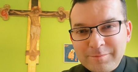 Co zrobić z nadmiarem świętych obrazków? Znany ksiądz komentuje