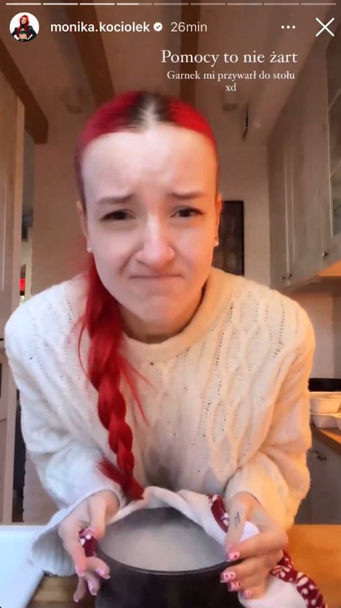 Monika Kociołek bawi się lodem