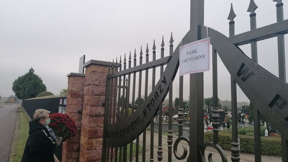 Proboszcz z Ksawerowa otworzył w listopadzie cmentarz, mimo obowiązującego zakazu