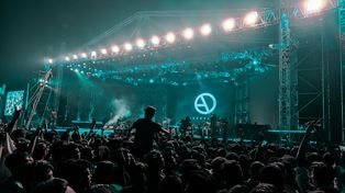 FlowFest 2026 wraca do Poznania. Trzy dni z koncertami, ogniskiem i nocowaniem w lesie nad jeziorem. Kto wystąpi?