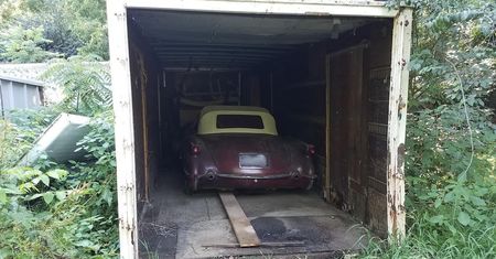 Przez 40 lat czekał w stodole. Niezwykle rzadki Chevrolet Corvette sprzedany