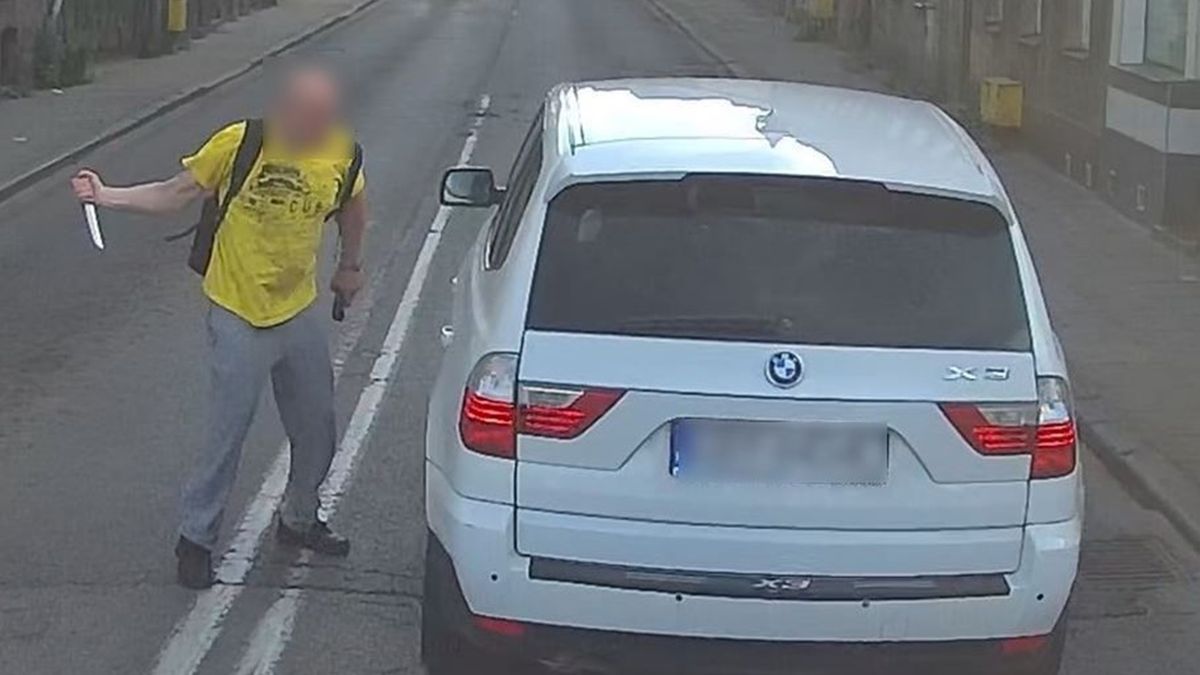 Agresywny mężczyzna w Słupsku zaatakował jadący samochód