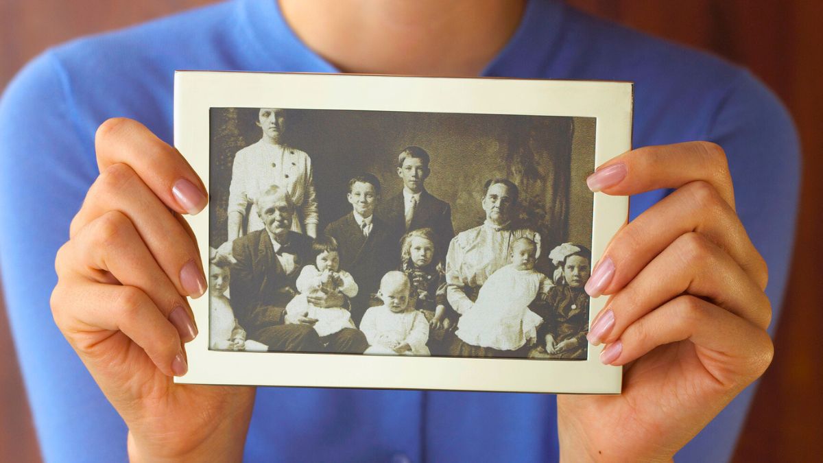 Kobieta trzyma stare rodzinne zdjęcie