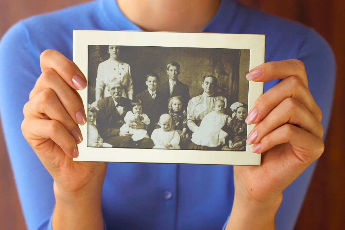 Kobieta trzyma stare rodzinne zdjęcie