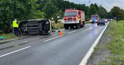 Brwinów: Samochód uderzył w drzewo. Dwie osoby ranne
