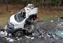 Auto wjechało na tory. Kierowca nie żyje, pociąg w ogniu