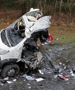 Auto wjechało na tory. Kierowca nie żyje, pociąg w ogniu