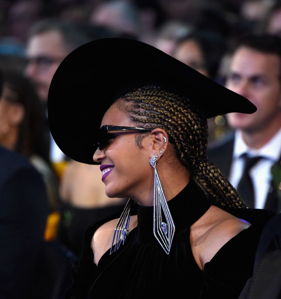 Beyonce pokazuje jak nosić afrykańskie warkoczyki na co dzień i na wielkie wyjście