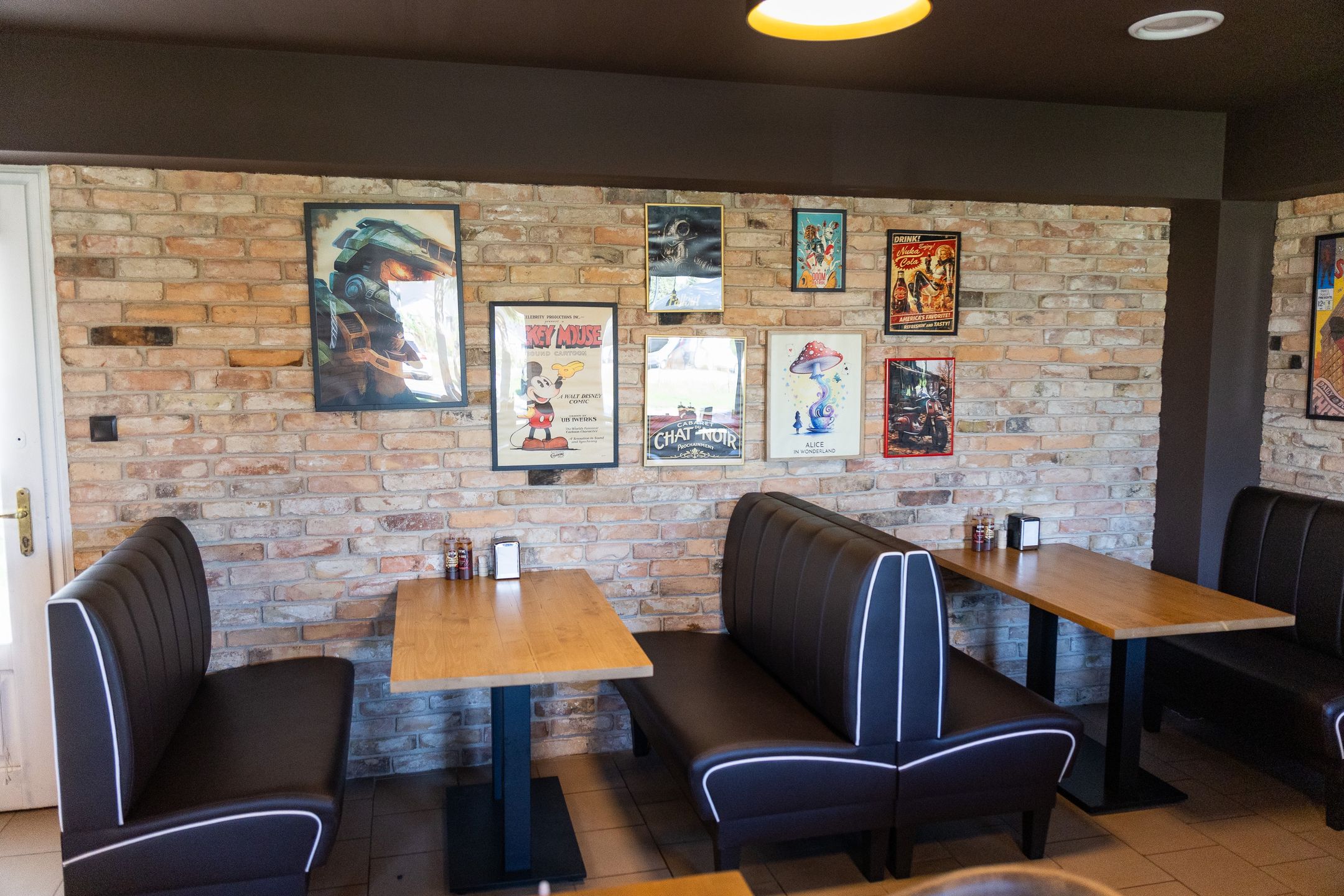 BBQ Bar DYM działa przy drodze krajowej nr 80 w Czarnowie.