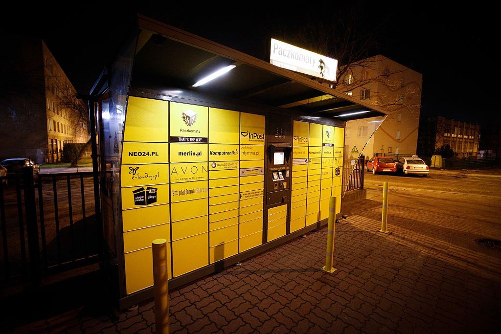 Paczkomat firmy InPost w 2016 roku
