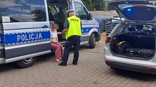 Policjanci chcieli skontrolować mercedesa. Kierująca wjechała w radiowóz - miała ponad dwa promile