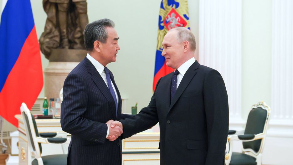 Russian President Putin meets China's top diplomat Wang Yi in Moscow
epa10483417 Russian President Vladimir Putin (R) shakes hands with China's Director of the Office of the Central Foreign Affairs Commission Wang Yi during their meeting in the Kremlin, in Moscow, Russia, 22 February 2023.  EPA/ANTON NOVODEREZHKIN/SPUTNIK/KREMLIN / POOL MANDATORY CREDIT 
Dostawca: PAP/EPA.
ANTON NOVODEREZHKIN/SPUTNIK/KREMLIN / POOL