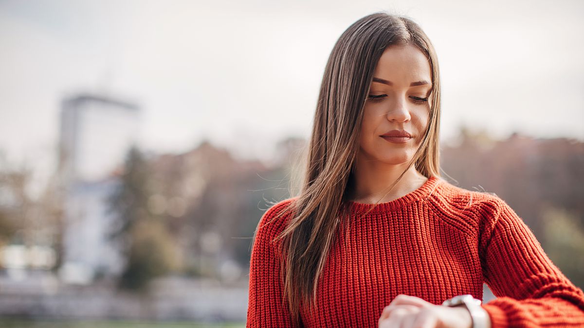 Opaski magnetyczne pozwolą rządzącym skontrolować chorych na COVID-19. Pomysł budzi kontrowersje.