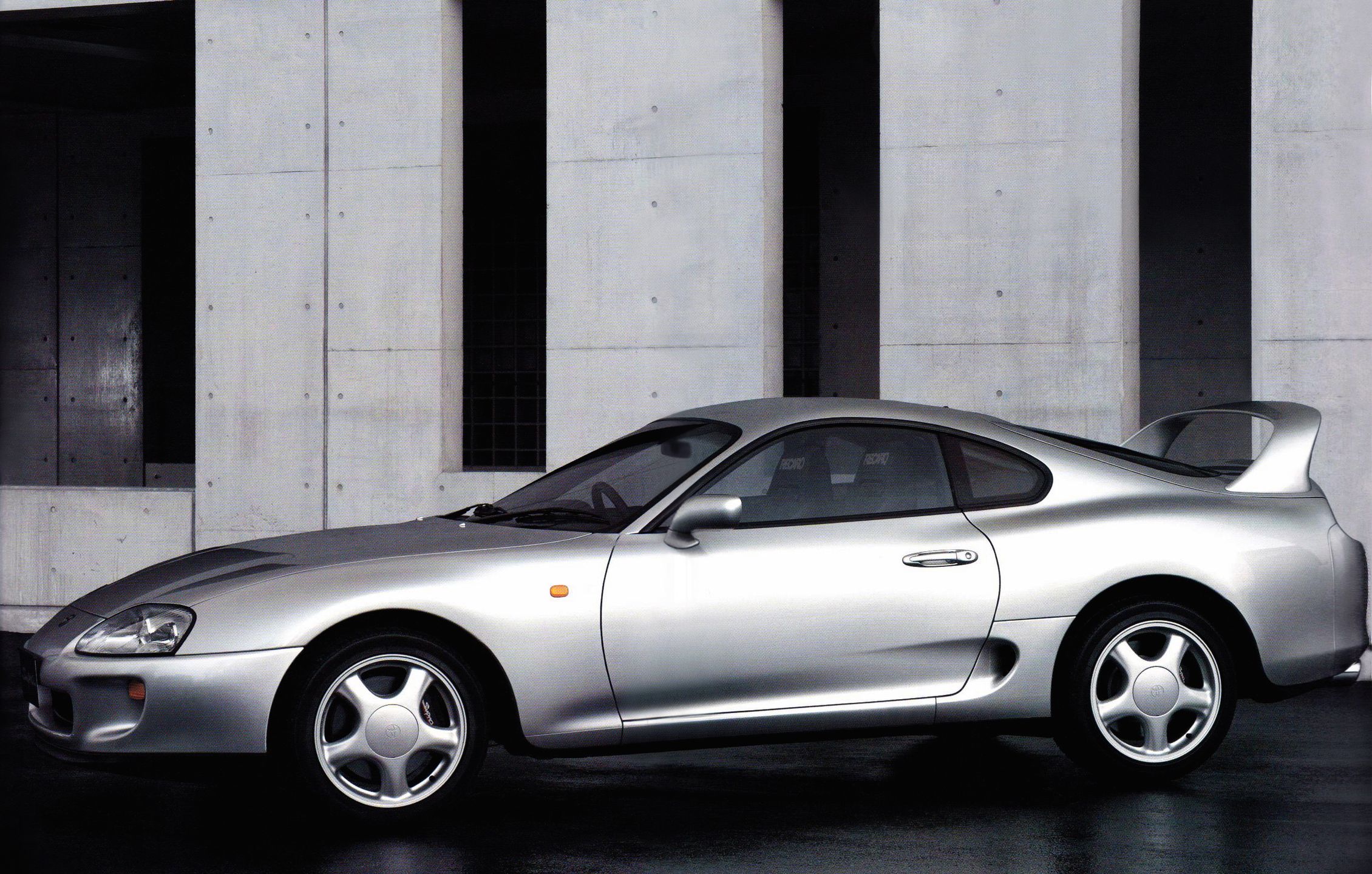 Historia Toyoty Supry jest interesująco powiązana z historią innego modelu o nazwie Celica. W latach 80. nazywała się nawet Celica Supra. Dopiero trzecia generacja, którą produkowano na przełomie lat 80. i 90. ochrzczono Supra i nie używano już nazwy Celica, a oba modele nie były ze sobą spokrewnione. Jednak najbardziej charakterystycznym samochodem była dopiero czwarta i ostatnia Supra z ogromnym spojlerem, długim przodem i moim zdaniem okropnym wyglądem.