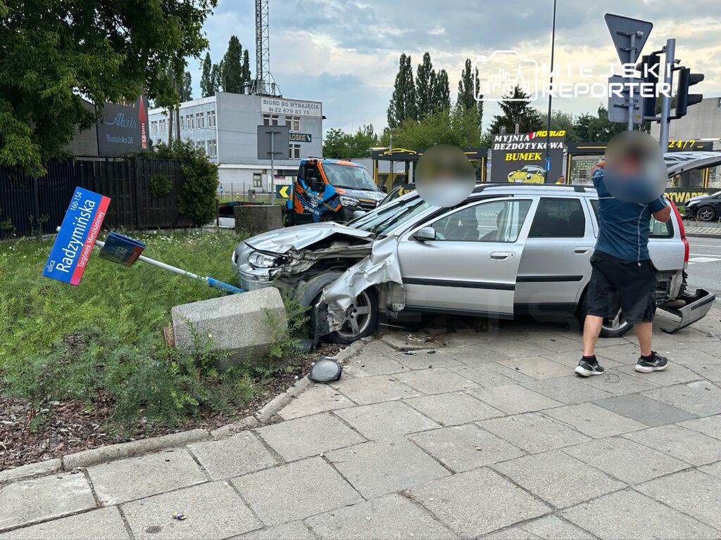 Zderzenie auta przewozu osób z Volvo na Targówku. Uszkodzona infrastruktura drogowa