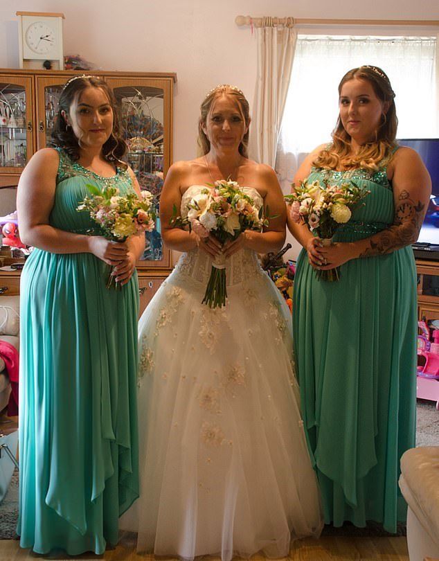 Panna młoda Nicola Spencer i jej córki-druhny 