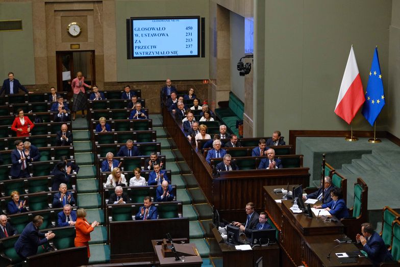 Sejm przyjął ustawę o dodatku solidarnościowym, podniósł kwotę zasiłku 