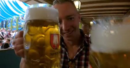 Oktoberfest oczami Polaka. "Tłum jest niesamowity, piwo się rozlewa, powstaje naprawdę nieopisany chaos"