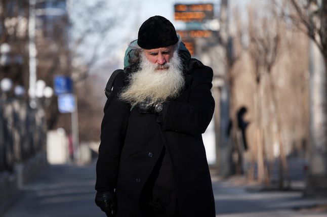 Mężczyzna na pustej ulicy w Kijowie.