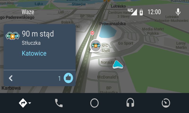 Wypadek w Waze: czytelne wyróżnienie na mapie i informacja o odległości.