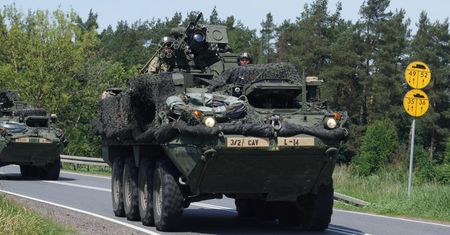 Kolumny wojska na drogach. Gdzie pojadą i jak je wyprzedzać