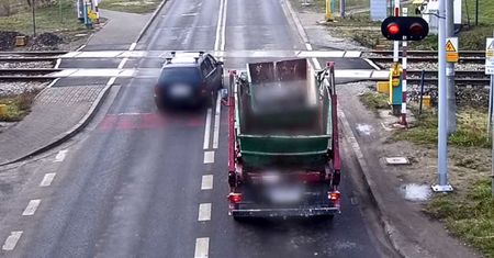 Kuriozalne zachowanie na przejeździe kolejowym. Kierowca forda się doigrał