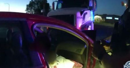 Uderzyła w ciężarówkę. Policjant nie mógł uwierzyć: "Ona prowadziła?!"