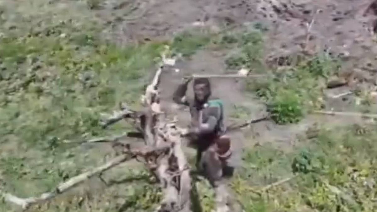 Rosjanin walczący z dronem za pomocą kija. Operator nie mógł uwierzyć