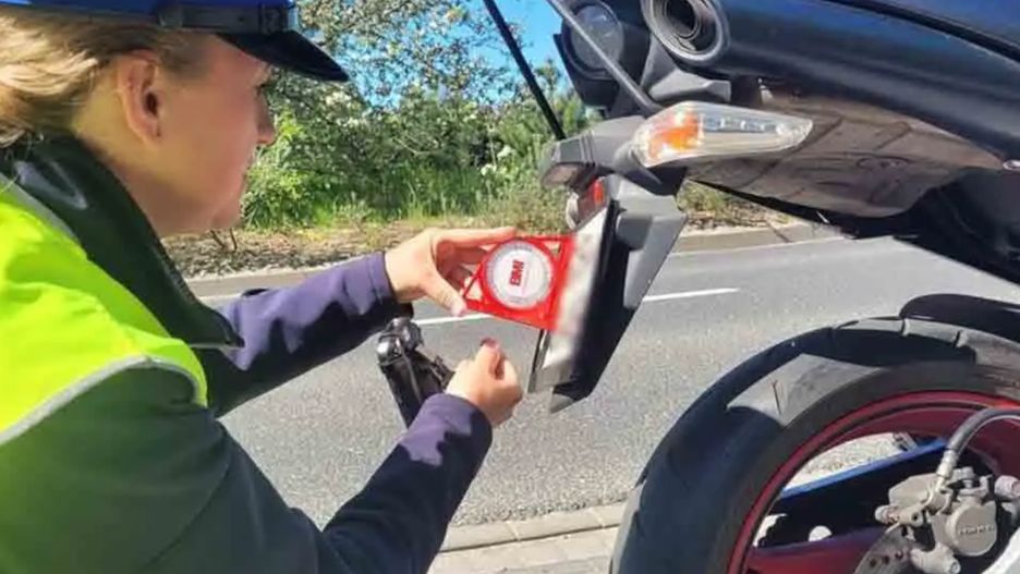 Policja z kątomierzem sprawdza motocyklistów.